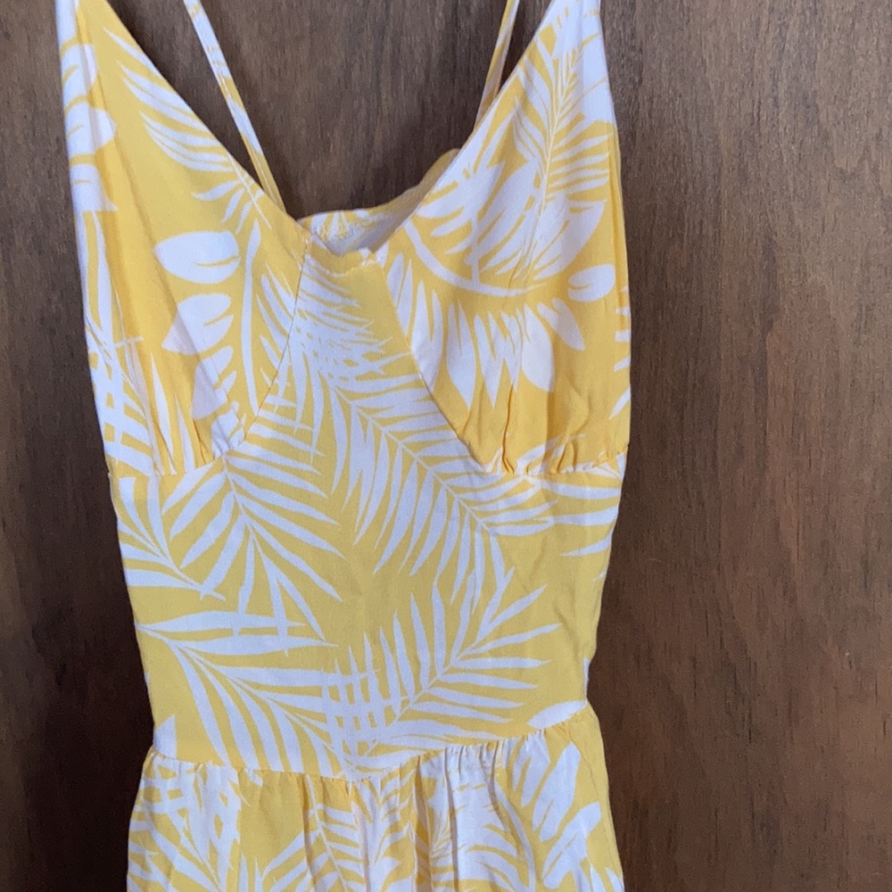 Relisted Rue21 tropical leaf print lightweight romper cutout in back M jrs - Picture 4 of 15